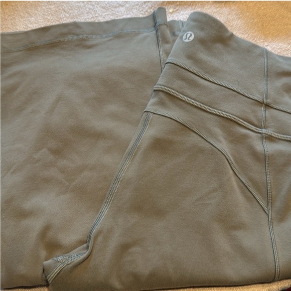Lululemon Groove Pant Flare 32"
Grey Sage. Size 6 - Picture 6 of 9